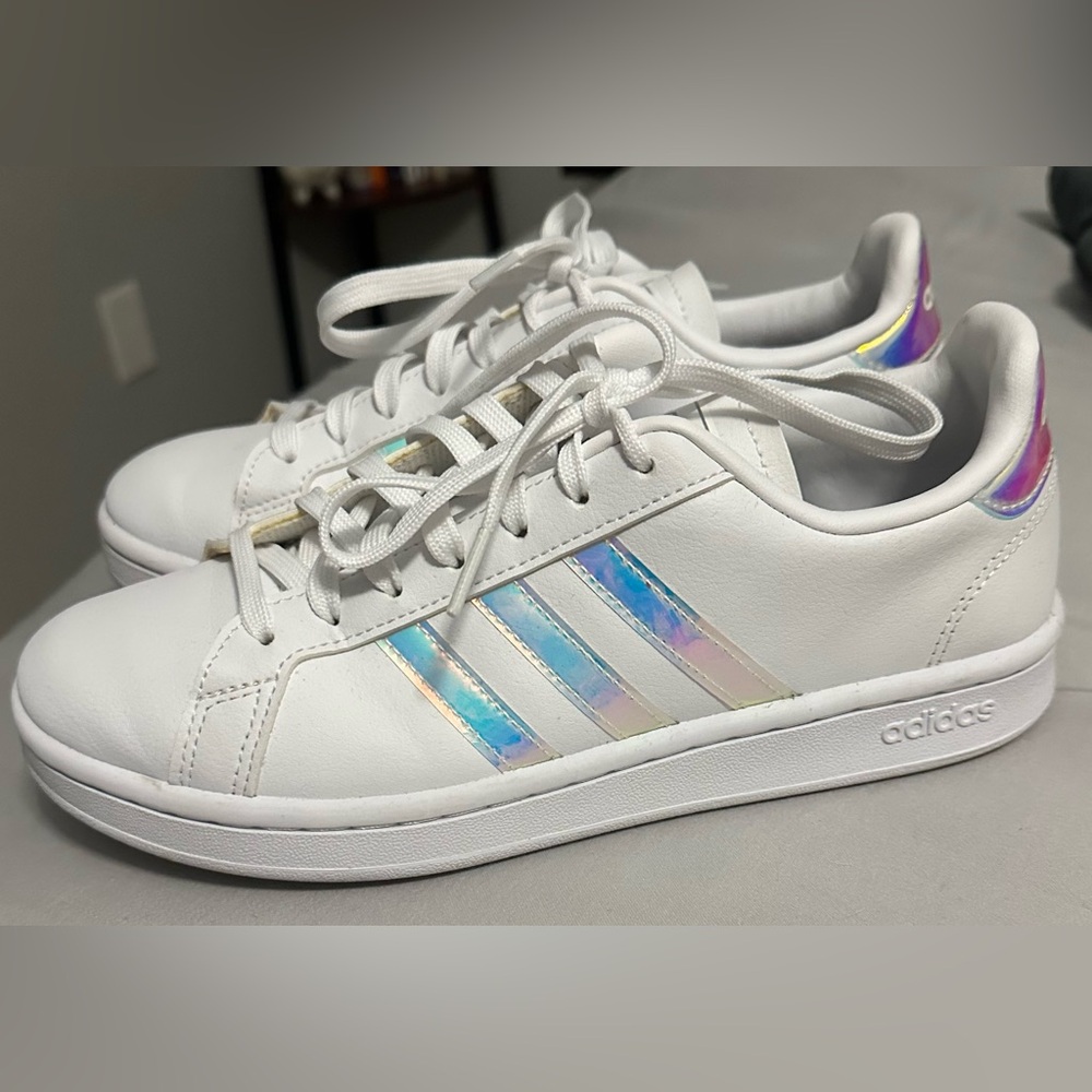 ADIDAS GRAND COURT
CLASSIC SNEAKERS WITH 
IRIDESCENT STYLE ✨